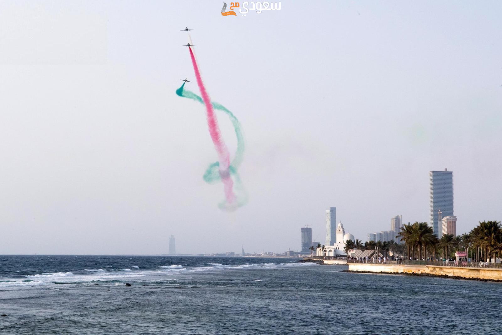 عرض عسكري لمجندات سعوديات بواجهة روشن البحرية