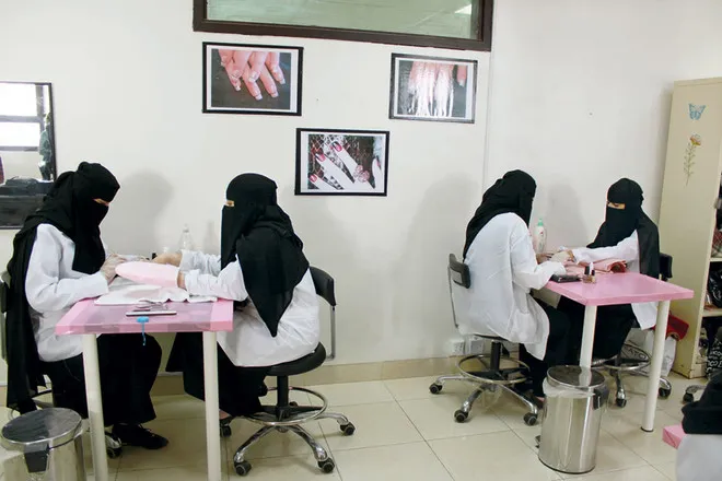 تفاصيل قرار توطين الصالونات والمشاغل والخياطة النسائية